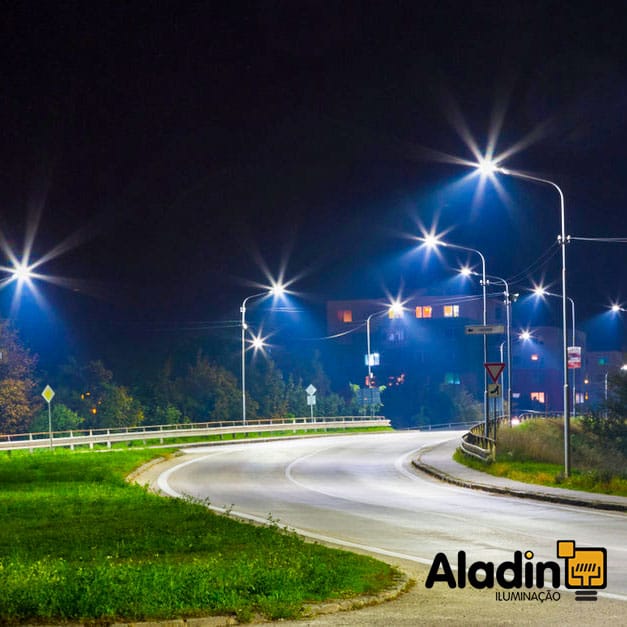 Poste Metálico para Iluminação Pública: Eficiência na Iluminação Externa