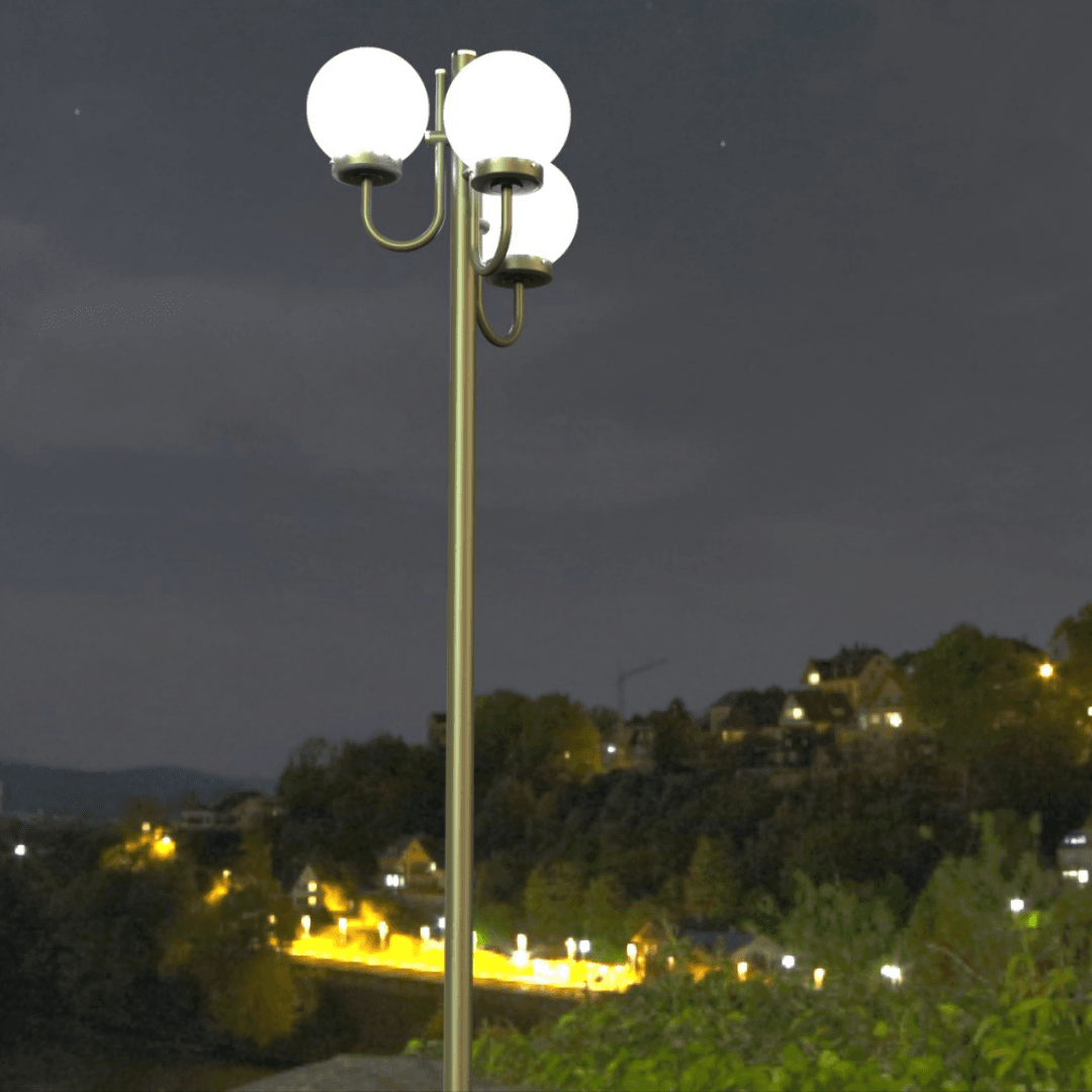 Poste decorativo PT 314 em um ambiente noturno com vista frontal , com três globos esféricos voltados para cima, estrutura em aço e alumínio, oferecendo iluminação 360° para paisagismo de alto padrão.
