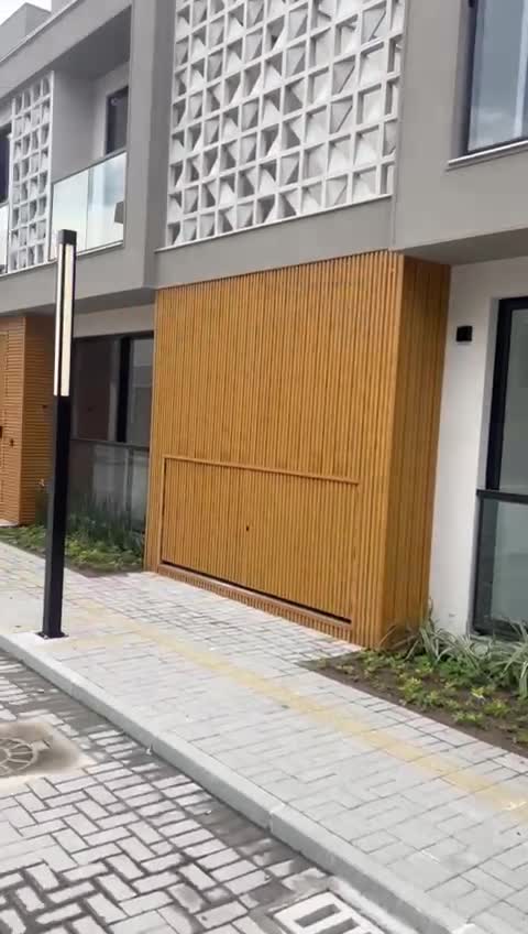 Balizador preto PT 211 instalado junto ao acesso de uma residência