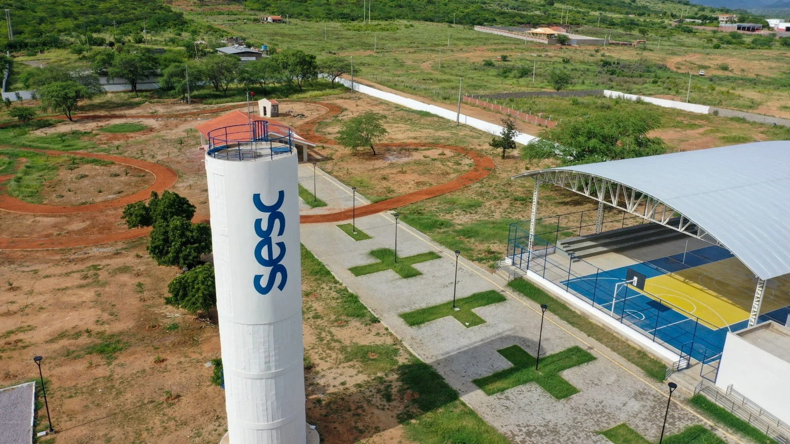Vista aérea do SESC Serra Talhada com postes nos percursos externos próximos à quadra coberta