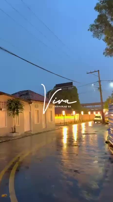 Postes PT 410 acesos na circulação externa da obra Viva na Bahia