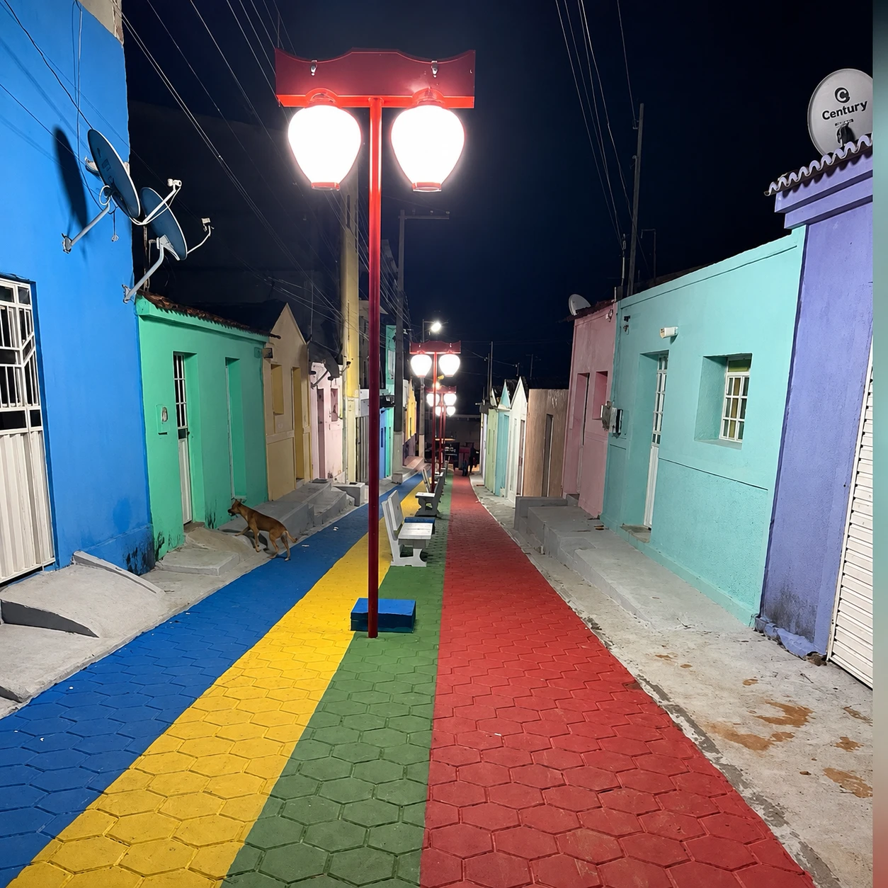 Rua colorida em Cacimba — fotografia real