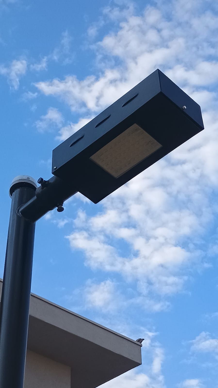Fotografia real da luminária do poste PT 340 Aladin