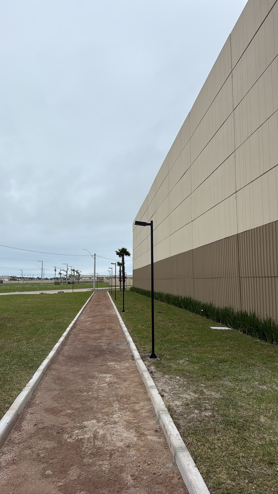 Fotografia real enviada pela Aladin: postes em passeio externo de empreendimento