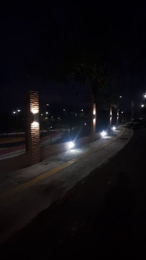 Arandelas AD 111 iluminando muro e entorno