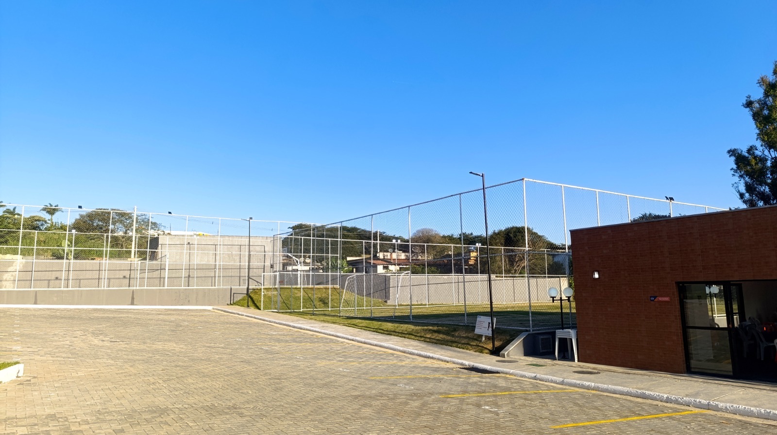 Estacionamento e acesso do condomínio