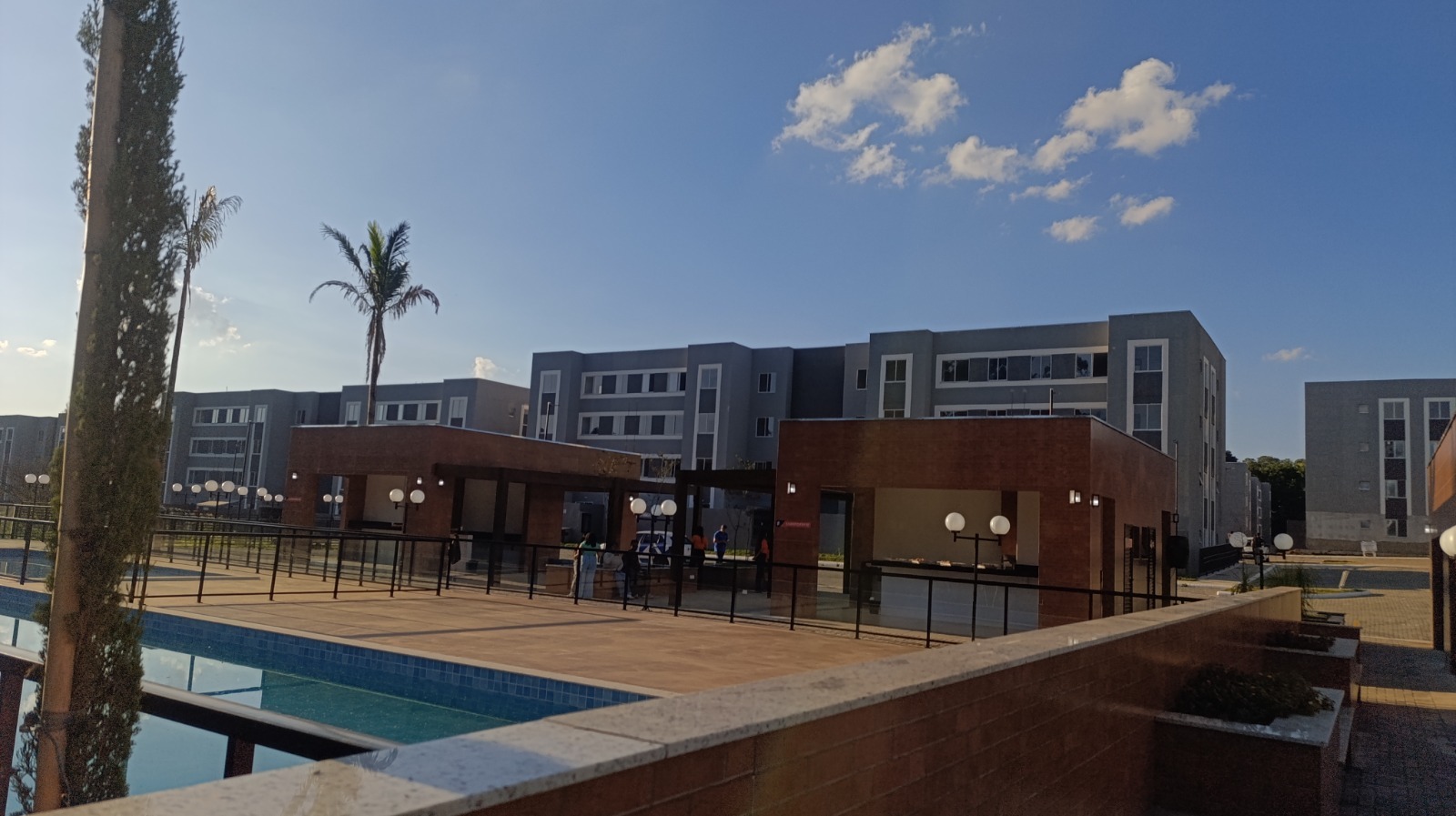 Área real de piscina com postes Aladin