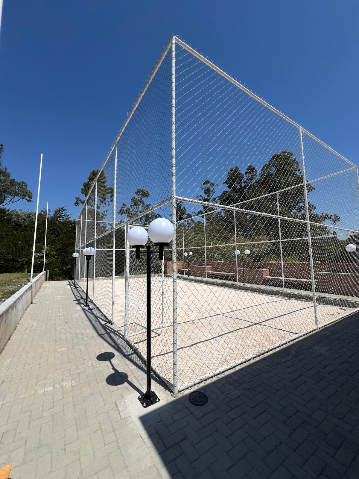 Postes decorativos PT 303 instalados junto à quadra