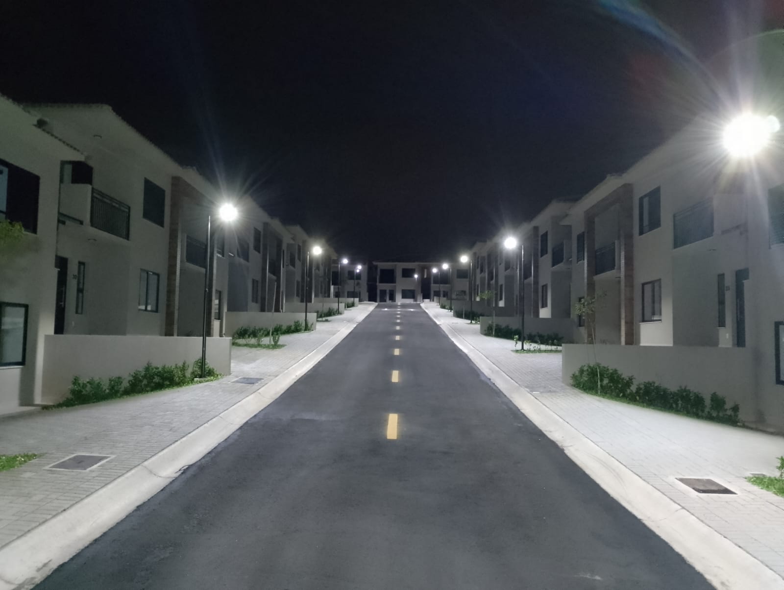 Eixo residencial iluminado em condomínio de Valinhos