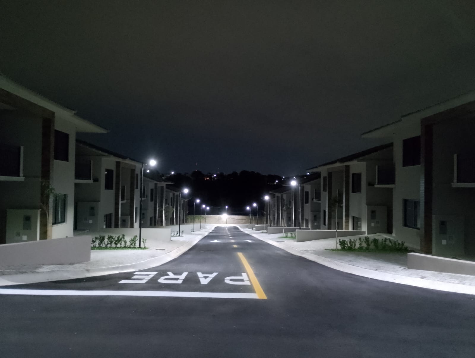 Via central iluminada em condomínio de Valinhos