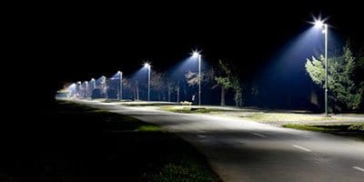 Suporte de luminária pública em topo de poste