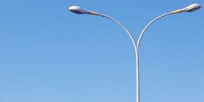 Poste curvo engastado duplo