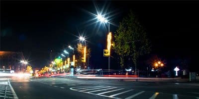Postes com luminárias LED integradas