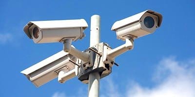 Poste metálico para câmeras e iluminação