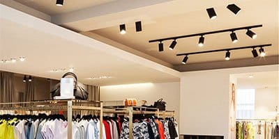 Iluminação comercial. Destaque produtos gastando menos.