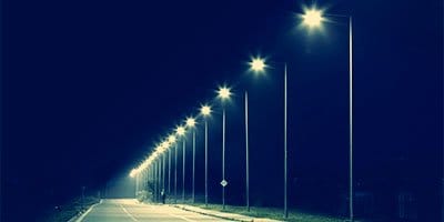 Iluminação de vias públicas e privadas