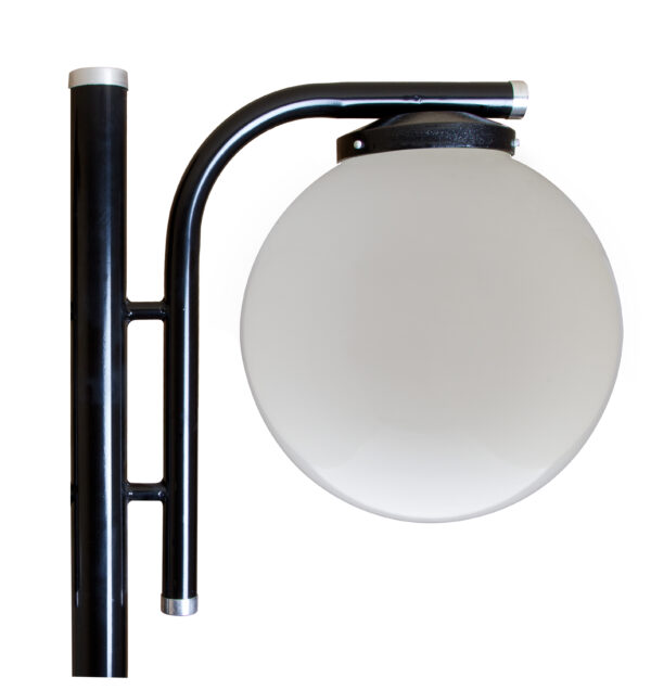 poste de iluminação metalico para jardim pintado de preto com globo esferico de luz